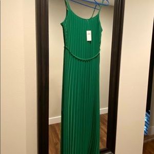 Pleated maxi dress. Color Green